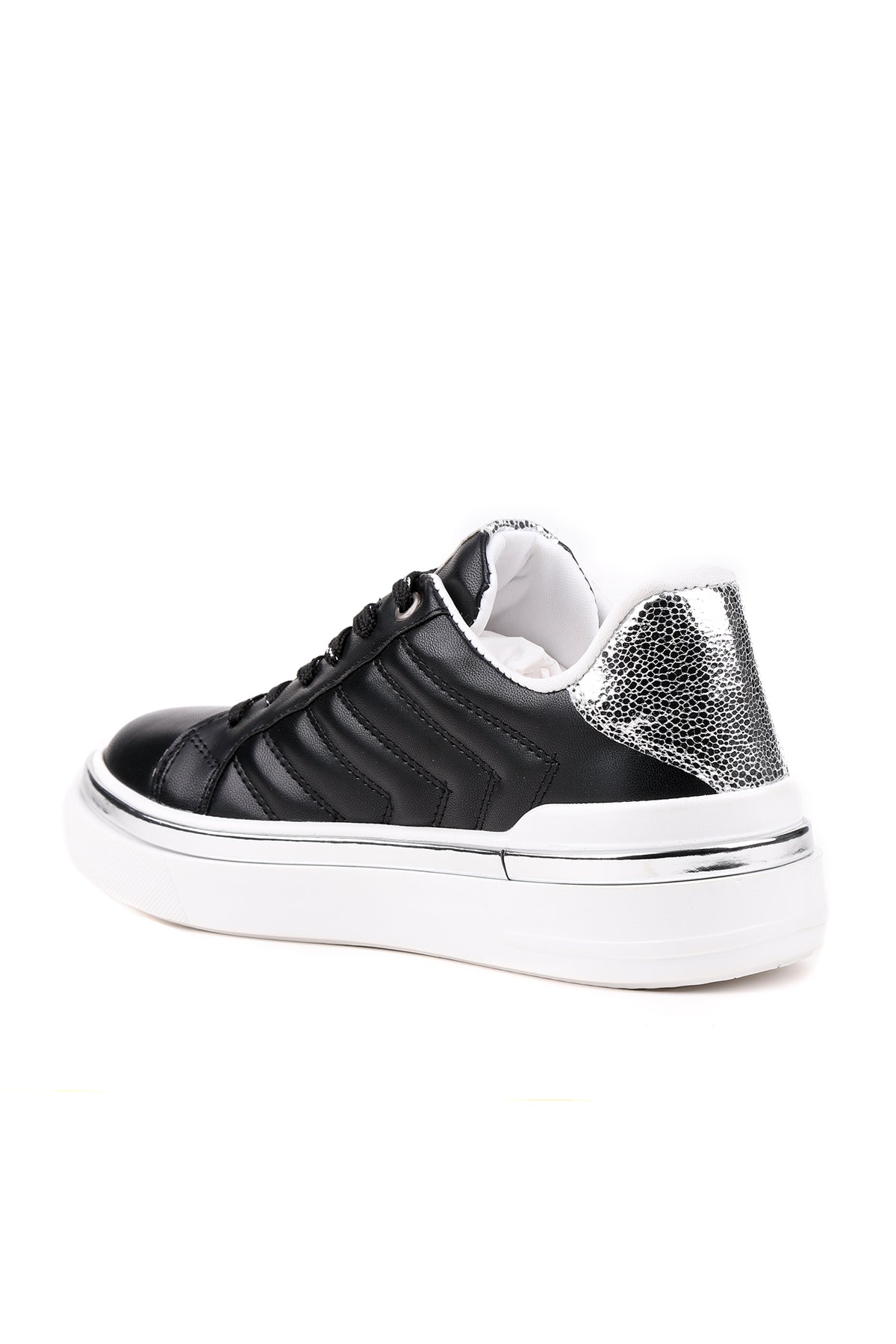STATO Nova sneaker siyah kombin görünümü