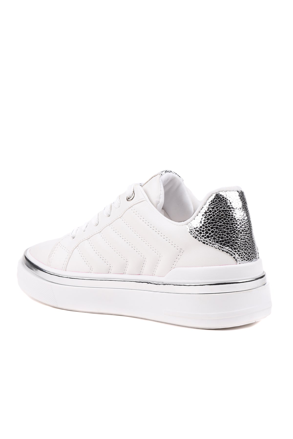 STATO Nova sneaker beyaz kombin görünümü