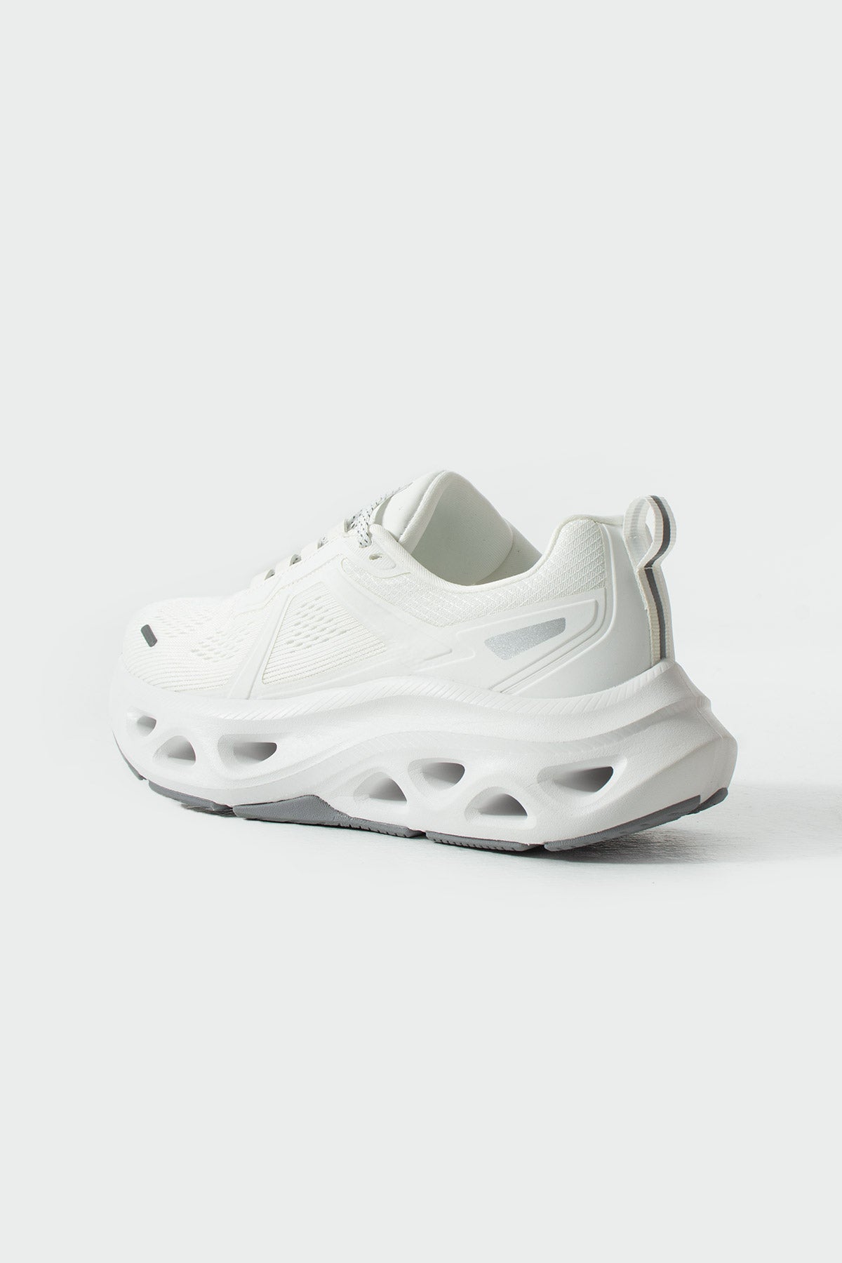 Beyaz kadın sneaker STATO yakın çekim