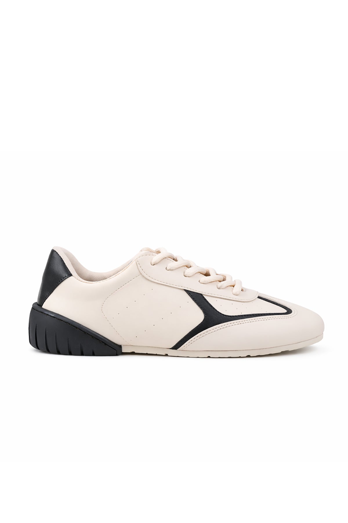 STATO Noir sneaker beyaz siyah kombin görünümü
