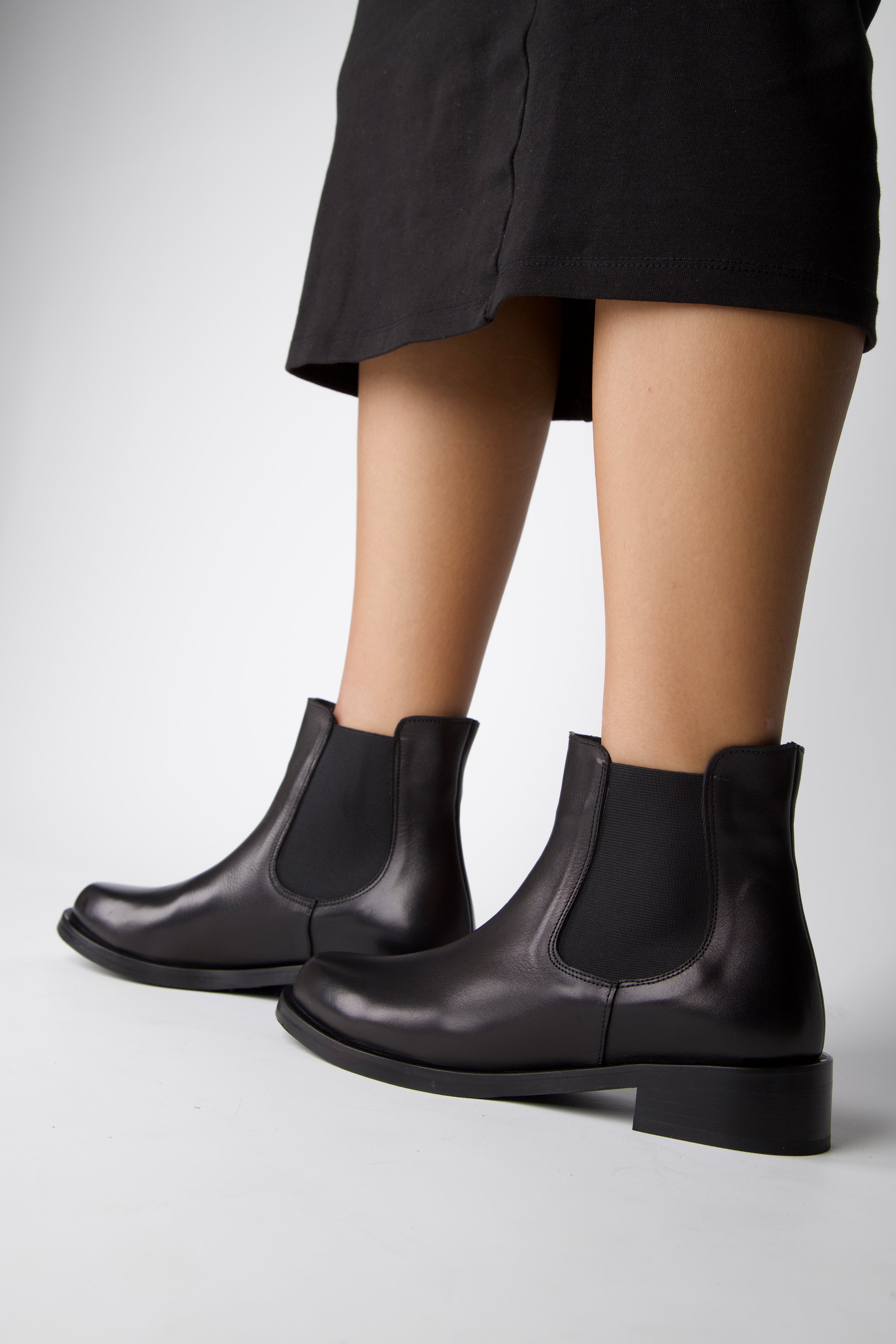 Stato - Siyah Hakiki Deri Fermuarsız Kadın Bot 25-5603